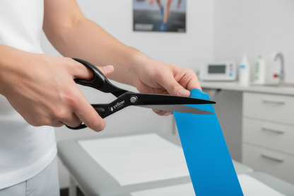 Fisioterapeuta usando tesoura Yellow Sport para cortar kinesio tape