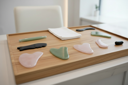 Seis gua shas num tabuleiro de madeira